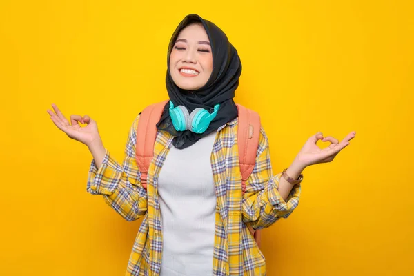 Young Asian Muslim Woman Student Plaid Shirt Headphones Backpack Hold — Stok fotoğraf