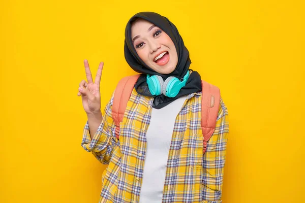 Smiling Young Asian Muslim Woman Student Plaid Shirt Headphones Backpack — Foto Stock