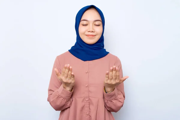 Portrait Asian Muslim Woman Praying Open Arm Isolated White Background — Foto Stock