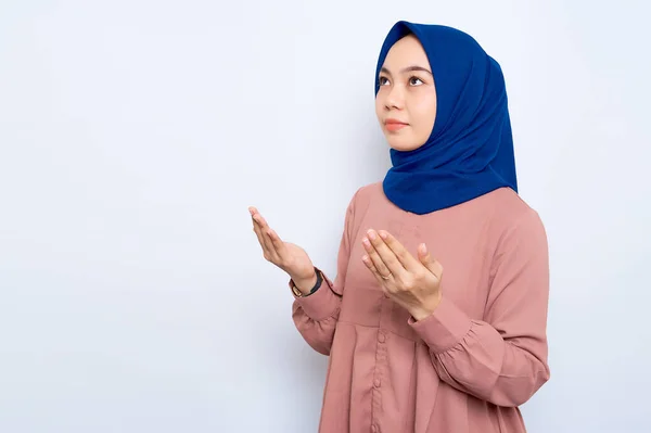 Portret Muzułmanki Azjatyckiej Modlącej Się Otwartym Ramieniem Białym Tle Koncepcja — Zdjęcie stockowe