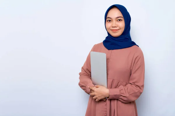 Smiling Young Asian Muslim Woman Pink Shirt Holding Laptop Looking — Stock Photo, Image