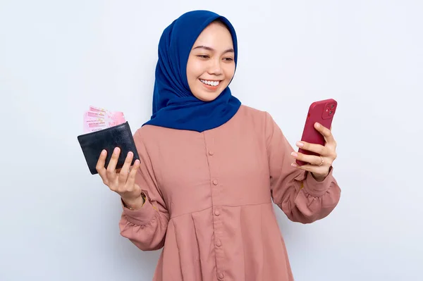 Smiling Young Asian Muslim Woman Pink Shirt Holding Mobile Phone — Stok fotoğraf