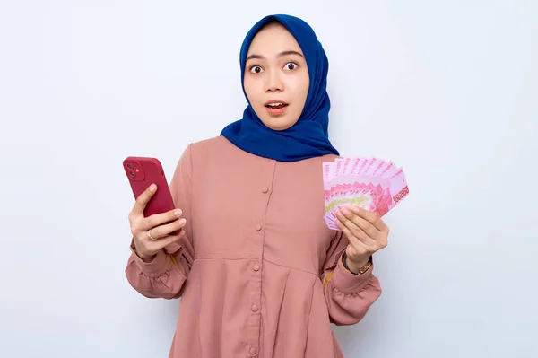Shocked Young Asian Muslim Woman Pink Shirt Using Mobile Phone — Stok Foto
