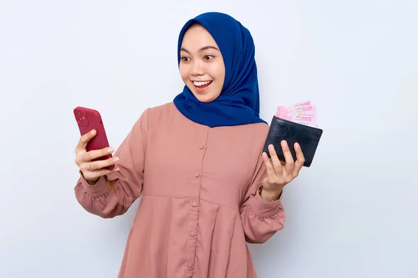Smiling Young Asian Muslim Woman Pink Shirt Holding Mobile Phone — Stok fotoğraf