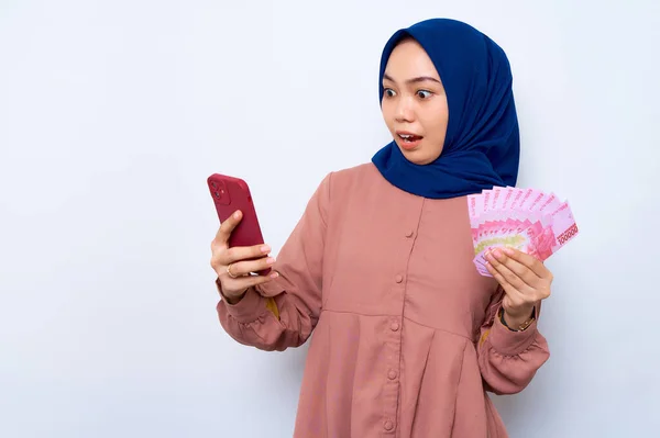 Shocked Young Asian Muslim Woman Pink Shirt Using Mobile Phone — Stok fotoğraf
