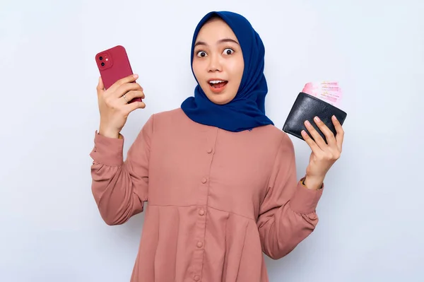 Shocked Young Asian Muslim Woman Pink Shirt Holding Mobile Phone — Foto Stock