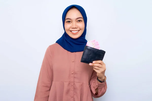 Smiling Young Asian Muslim Woman Pink Shirt Showing Wallet Full — Zdjęcie stockowe