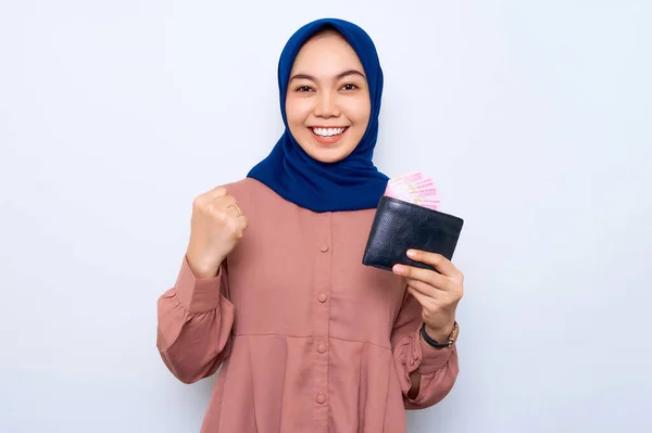 Excited Young Asian Muslim Woman Pink Shirt Holding Wallet Full — Stok Foto