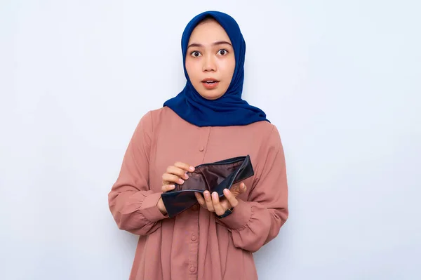 Amazed Young Asian Muslim Woman Pink Shirt Holding Empty Wallet — Stok Foto