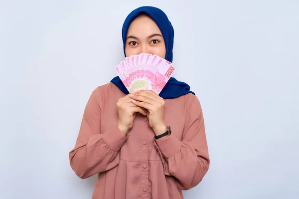 Shocked Young Asian Muslim Woman Pink Shirt Holding Money Banknotes — Stockfoto