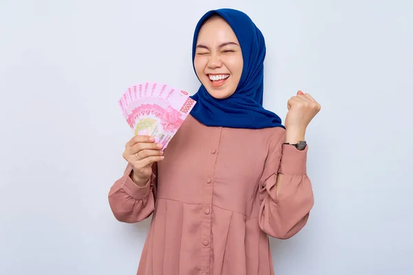 Excited Young Asian Muslim Woman Pink Shirt Holding Money Banknotes — Stok Foto