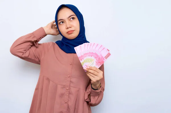 Confused Young Asian Muslim Woman Pink Shirt Holding Money Banknotes — Stockfoto