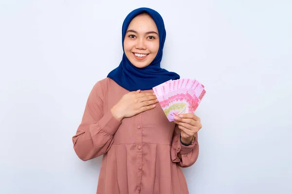 Wanita Muslim Asia Muda Yang Bersemangat Dalam Kemeja Merah Muda — Stok Foto