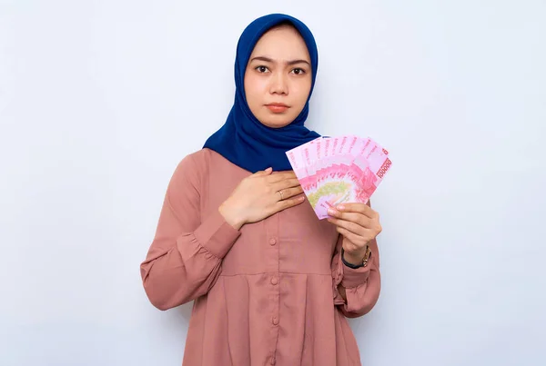 Confused Young Asian Muslim Woman Pink Shirt Holding Money Banknotes — Zdjęcie stockowe
