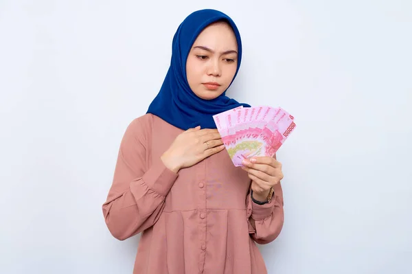 Confused Young Asian Muslim Woman Pink Shirt Holding Money Banknotes — Fotografia de Stock