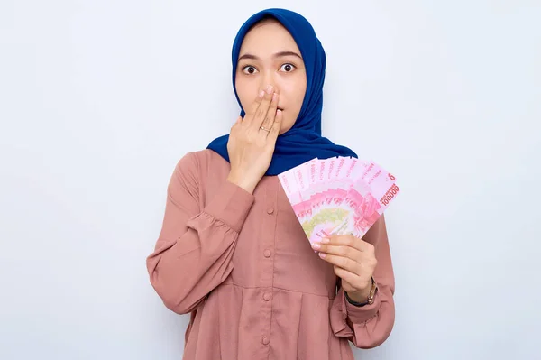 Shocked Young Asian Muslim Woman Pink Shirt Holding Money Banknotes — Stockfoto