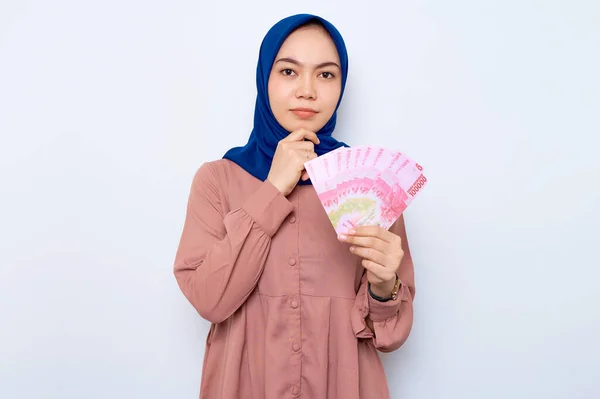 Confused Young Asian Muslim Woman Pink Shirt Holding Money Banknotes — Fotografia de Stock