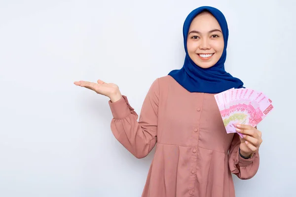 Smiling Young Asian Muslim Woman Pink Shirt Holding Money Banknotes — Stok Foto