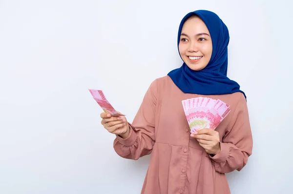 Smiling Young Asian Muslim Woman Pink Shirt Giving Money Banknotes — Stok Foto