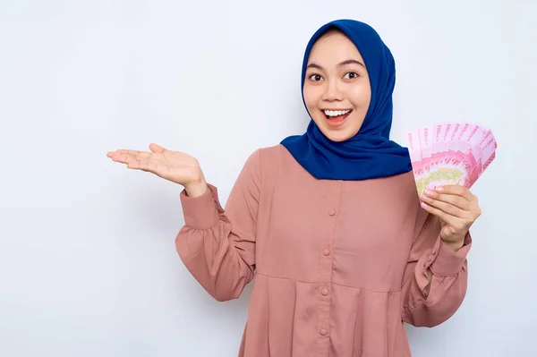 Smiling Young Asian Muslim Woman Pink Shirt Holding Money Banknotes — Stockfoto