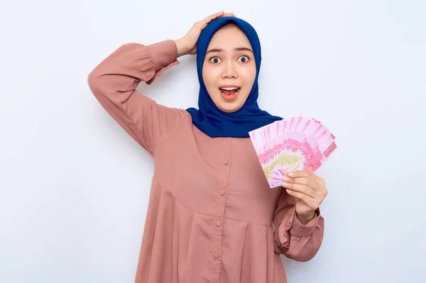 Shocked Young Asian Muslim Woman Pink Shirt Holding Money Banknotes — Fotografia de Stock