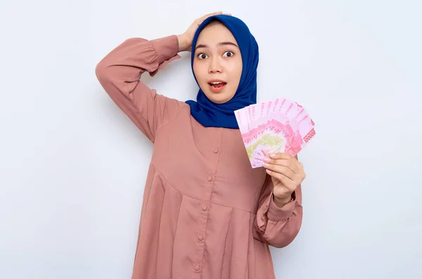 Shocked Young Asian Muslim Woman Pink Shirt Holding Money Banknotes — Zdjęcie stockowe