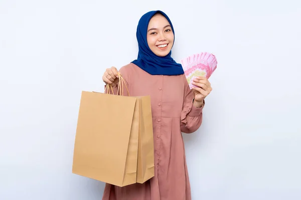 Smiling Young Asian Muslim Woman Pink Shirt Holding Money Banknotes — Stock Fotó