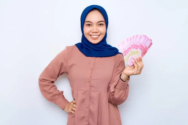 Smiling Young Asian Muslim Woman Pink Shirt Holding Money Banknotes — Zdjęcie stockowe
