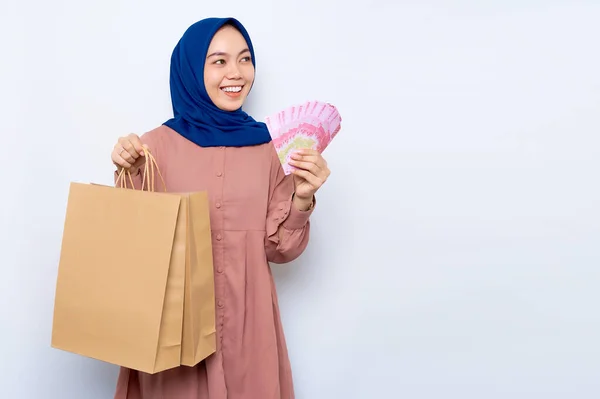 Посміхнена Молода Азіатська Муслім Жінка Рожевій Сорочці Тримає Банкноти Сумочки — стокове фото