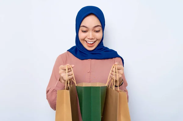 Shocked Young Asian Muslim Woman Pink Shirt Opening Package Bags — 스톡 사진