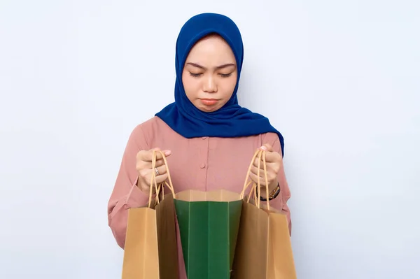 Confused Young Asian Muslim Woman Pink Shirt Opening Package Bags — Stok Foto