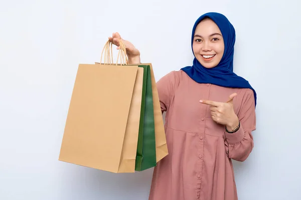 Vidám Fiatal Ázsiai Muszlim Rózsaszín Ingben Ujjal Mutogatnak Csomagok Vásárlások — Stock Fotó