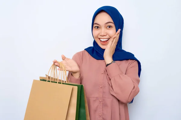 Cheerful Young Asian Muslim Woman Pink Shirt Holding Package Bags — Fotografia de Stock