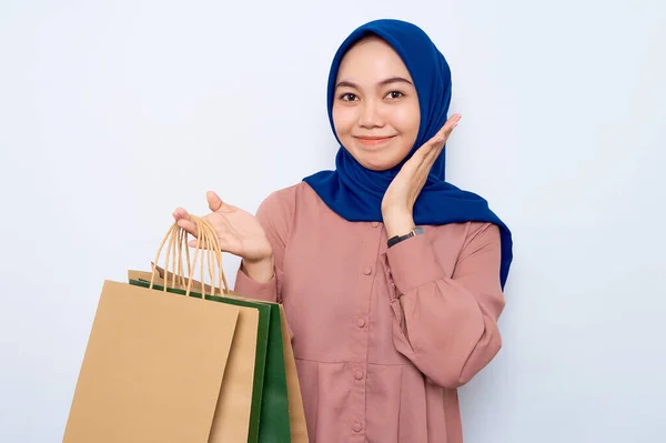 Wanita Muslim Asia Muda Yang Ceria Dengan Kemeja Merah Muda — Stok Foto