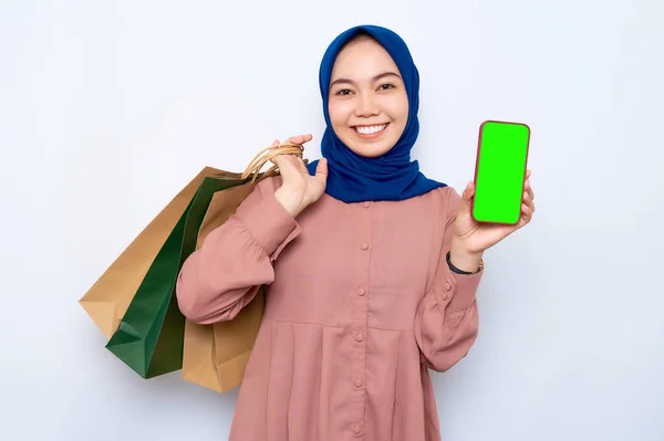 Vidám Fiatal Ázsiai Muszlim Rózsaszín Ingben Tartja Csomag Táskák Vásárlások — Stock Fotó