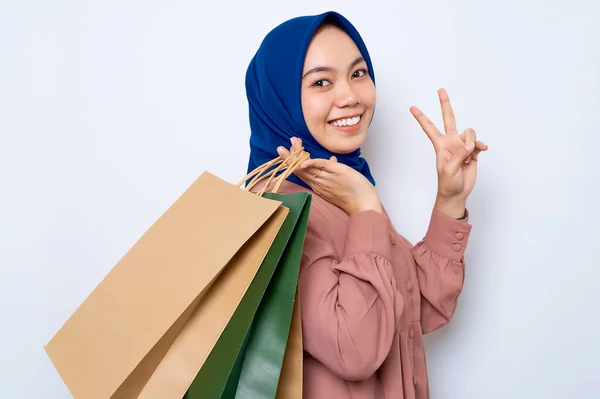 Cheerful Young Asian Muslim Woman Pink Shirt Holding Package Bags — ストック写真