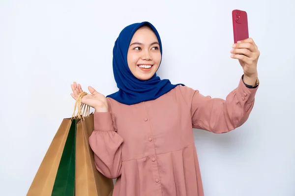 Cheerful Young Asian Muslim Woman Pink Shirt Holding Package Bags — Stok Foto