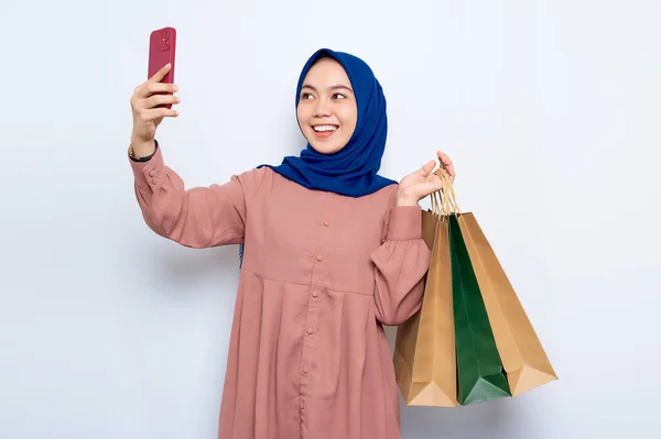 Cheerful Young Asian Muslim Woman Pink Shirt Holding Package Bags — Stok Foto