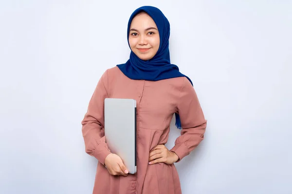Smiling Young Asian Muslim Woman Pink Shirt Holding Laptop Looking — Fotografia de Stock