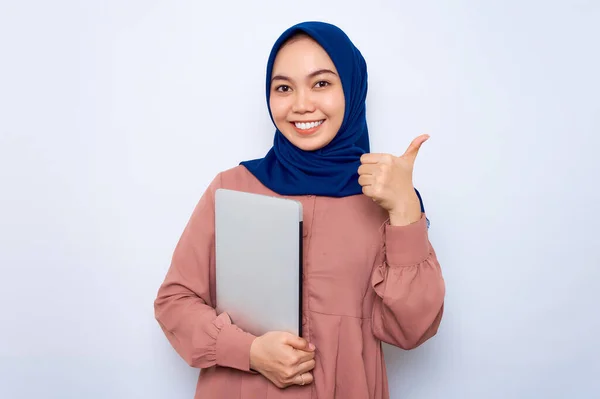 Cheerful Young Asian Muslim Woman Pink Shirt Holding Laptop Showing —  Fotos de Stock