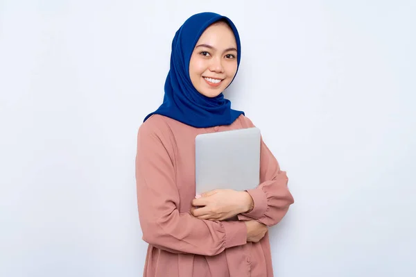 Smiling Young Asian Muslim Woman Pink Shirt Holding Laptop Looking —  Fotos de Stock