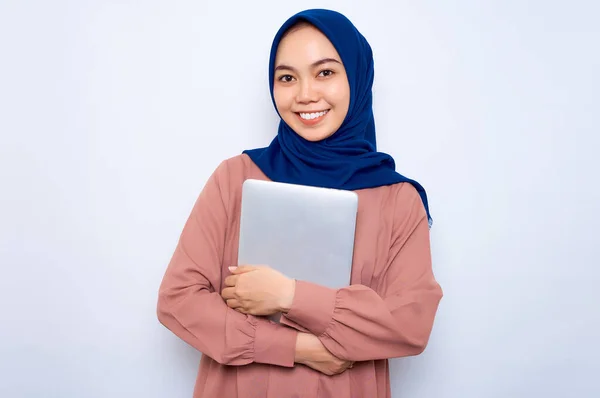 Pembe Tişörtlü Gülümseyen Asyalı Müslüman Kadın Elinde Dizüstü Bilgisayarla Beyaz — Stok fotoğraf