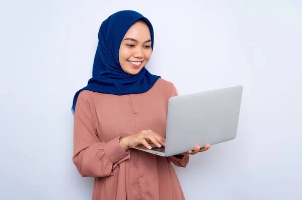 Mosolygó Fiatal Ázsiai Muszlim Rózsaszín Ingben Kezében Egy Laptop Nézi — Stock Fotó