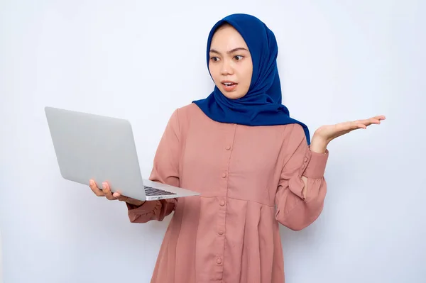 Shocked Young Asian Muslim Woman Pink Shirt Showing Copy Space — Stock Fotó