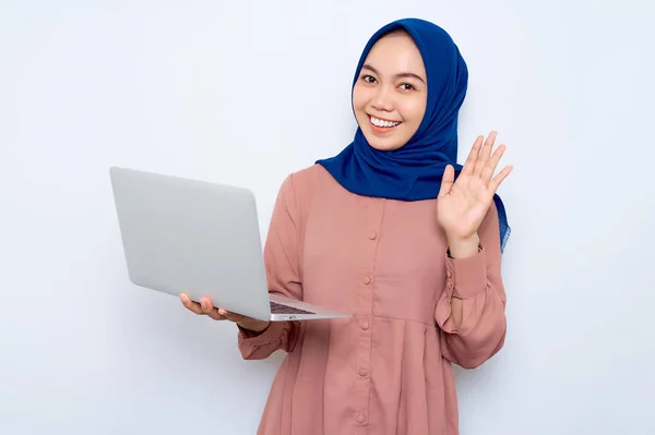 Smiling Young Asian Muslim Woman Pink Shirt Waving Hand Holding — Stock Fotó