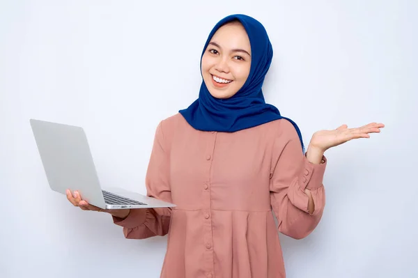 Smiling Young Asian Muslim Woman Pink Shirt Showing Copy Space — Stok fotoğraf