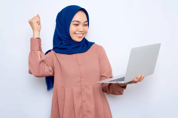 Vidám Fiatal Ázsiai Muszlim Rózsaszín Pólóban Tartja Laptop Ünneplő Siker — Stock Fotó