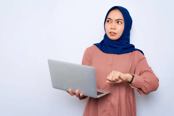 Shocked Young Asian Muslim Woman Pink Shirt Holding Laptop Raising — стоковое фото