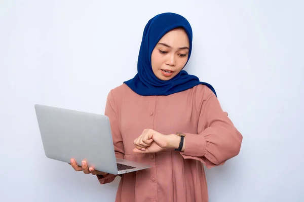 Megdöbbent Fiatal Ázsiai Muszlim Rózsaszín Ingben Nézi Óra Tartja Laptop — Stock Fotó