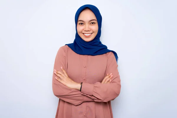Pembe Gömlekli Güzel Gülümseyen Asyalı Müslüman Kadın Kollarını Kavuşturmuş Beyaz — Stok fotoğraf